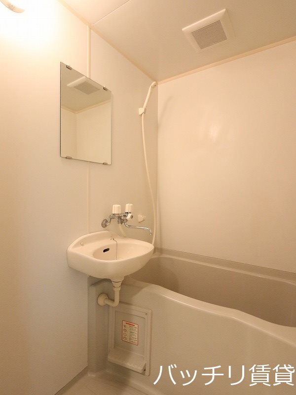 バス・シャワールーム　同型タイプの為、現状を優先いたします