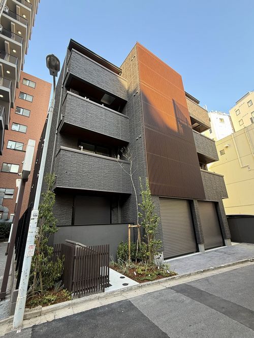 建物外観　重量鉄骨採用の賃貸マンションです。電動シャッターの屋根付き…