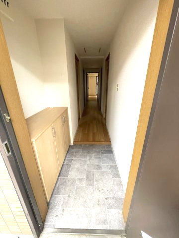 玄関　イメージとして同建物他部屋を表示しています