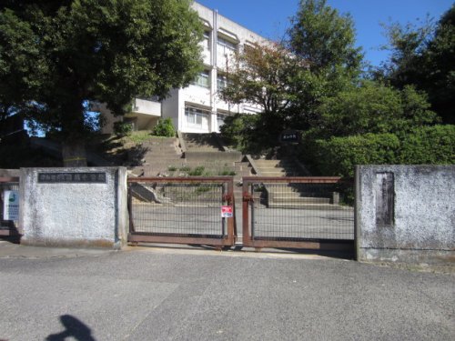 中学校　葛城中学校（中学校）まで632m