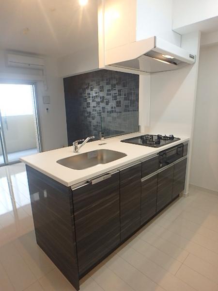 キッチン　リビングの様子を見ながらお料理できます