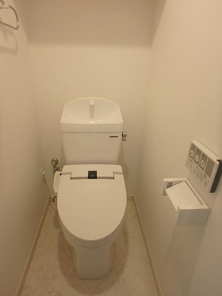 トイレ　トイレには便利な温水洗浄便座付