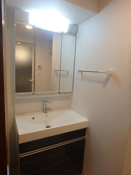 洗面設備　収納力も兼ね備えた使い勝手の良い洗面台