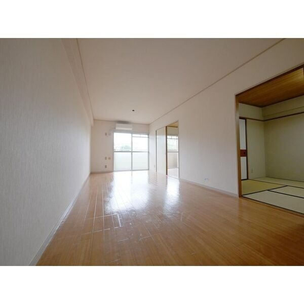 居室・リビング　室内写真は別部屋の写真です。