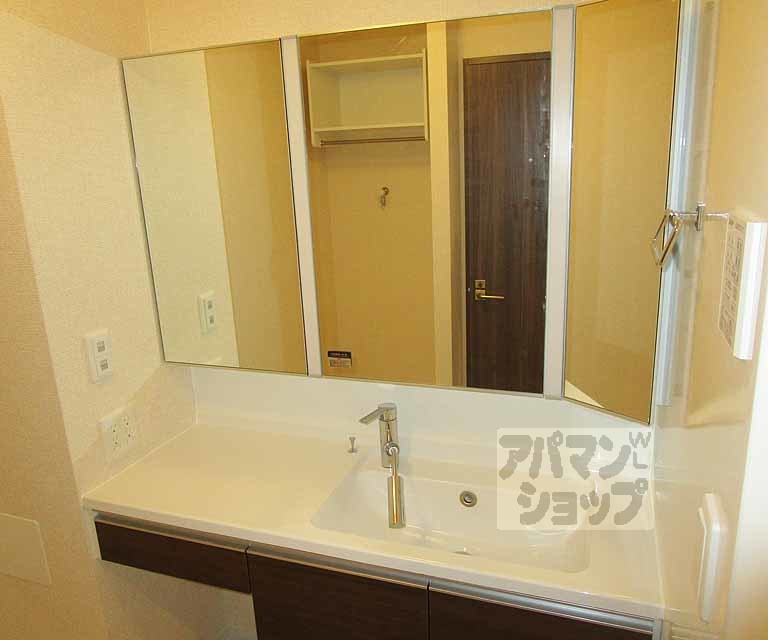 洗面設備　３０１号室の写真です。