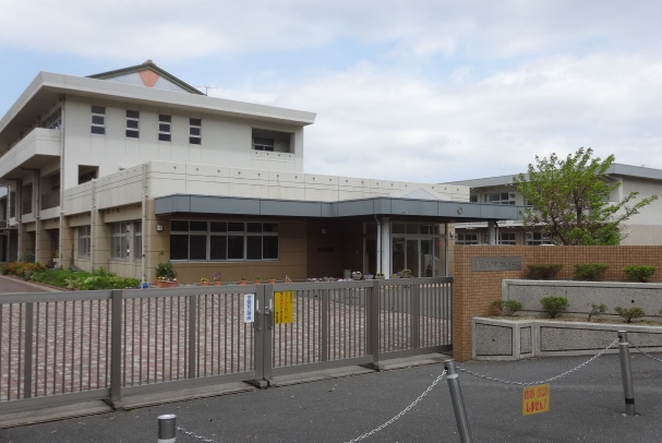 小学校　【北九州市立ひびきが丘小学校】（小学校）まで584m