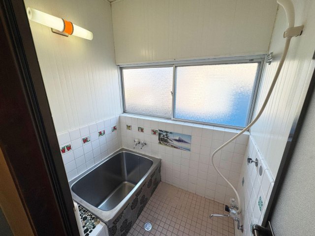 バス・シャワールーム　電気温水器の浴室