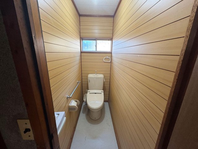 トイレ　洋式ウォシュレット付き
