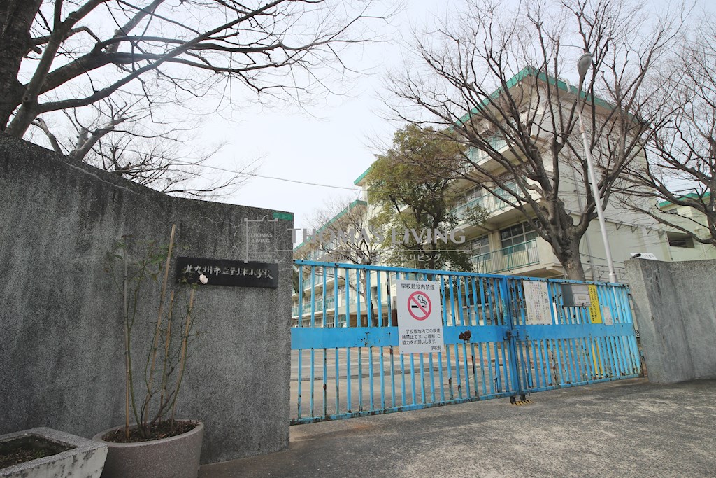 小学校　北九州市立到津小学校（小学校）まで627m