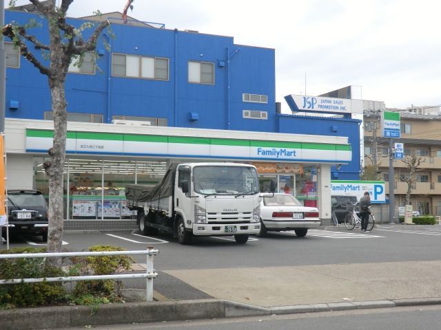 コンビニ　ファミリーマート（コンビニ）まで300m