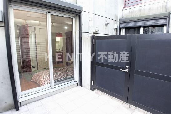 エントランス　落ち着いたエントランスです