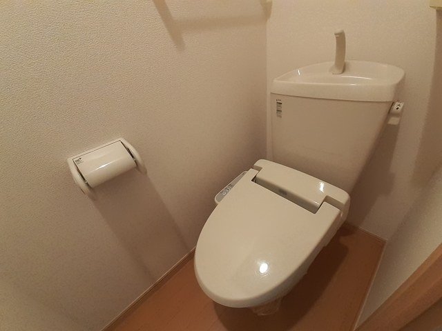 トイレ　落ち着いた色調のトイレです