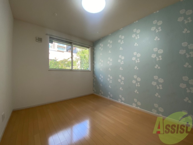 その他部屋・スペース　寝室はこちらです。光が差し込む、温かみのあるお部屋です。