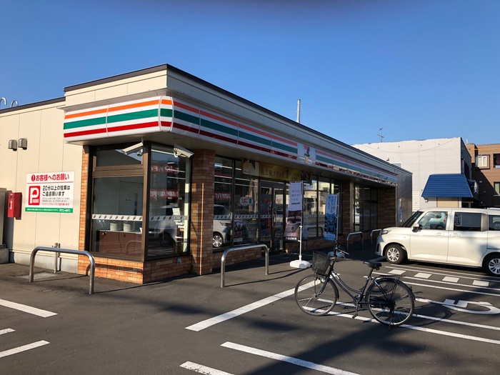 コンビニ　セブンイレブン（コンビニ）まで520m