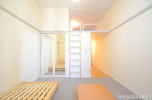 居室・リビング　備品や設備仕様は号室等により異なります現地をご確認下さい。