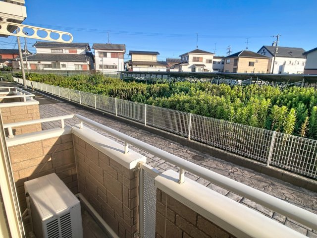 バルコニー　日当たり、スペース両方で洗濯物を干しやすい環境。