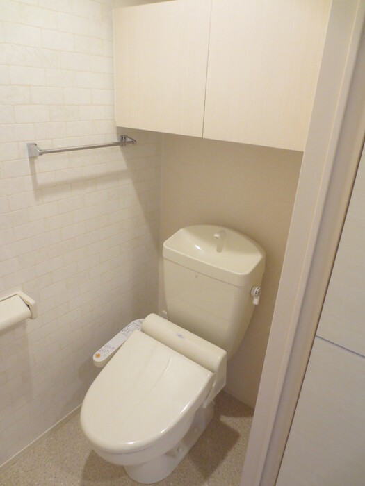 トイレ　落ち着いた色調のトイレです