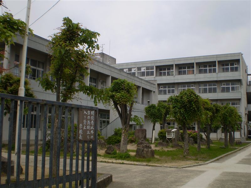 中学校　箕面市立第三中学校（中学校）まで903m