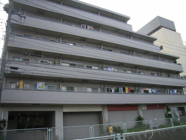 横浜市神奈川区入江のマンションの建物外観