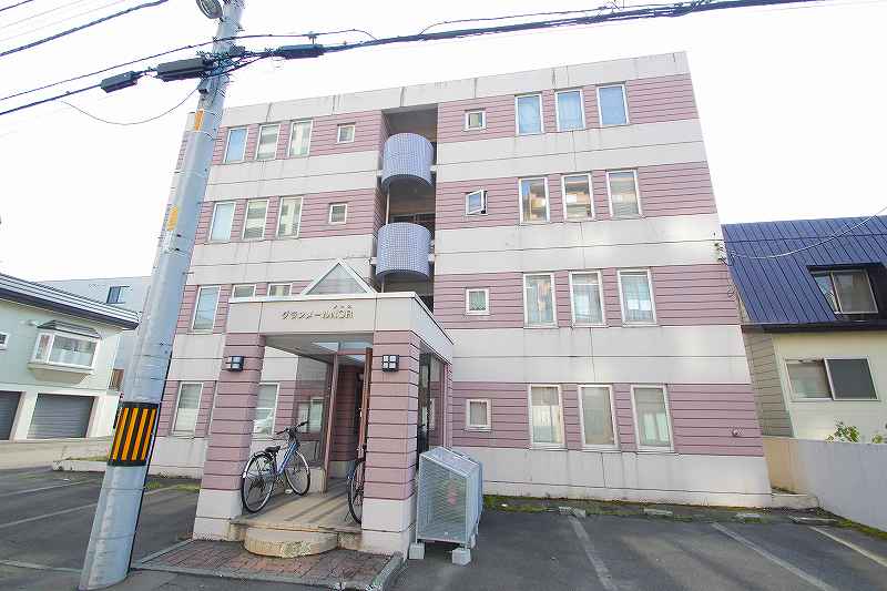 札幌市北区北三十三条西のマンションの建物外観