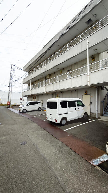 【アンビシャスの駐車場】