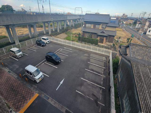 【サンローヤル藤浪の駐車場】