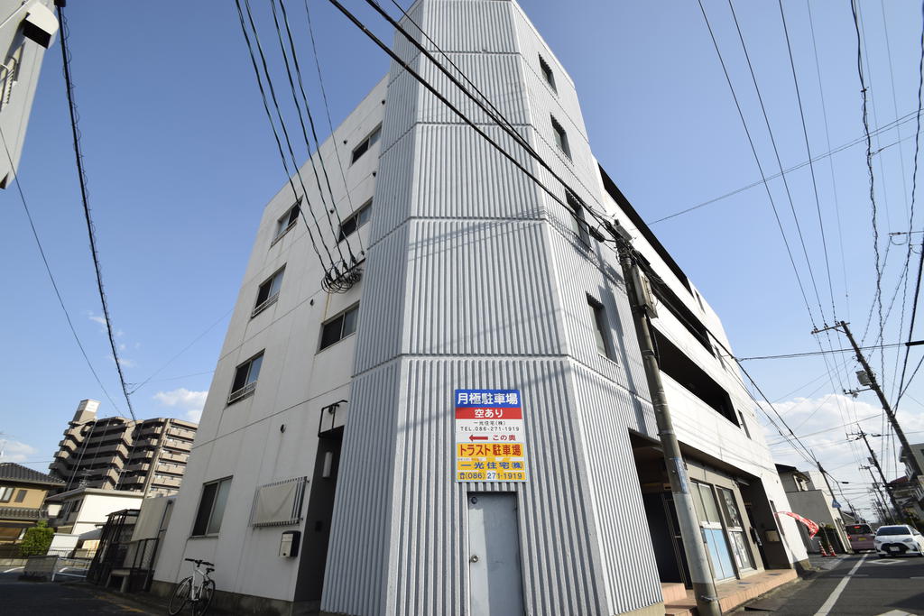 岡山市中区原尾島のマンションの建物外観