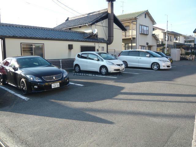 【伊予市下吾川のアパートの駐車場】