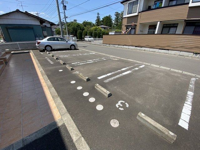 【岩沼市本町のアパートの駐車場】