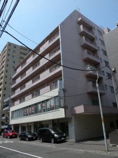 札幌市中央区南六条西のマンションの建物外観