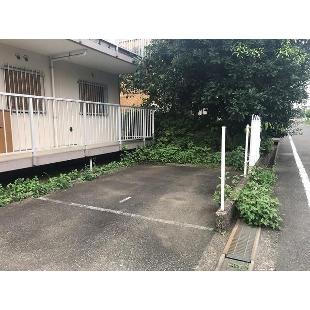 【日野市落川のマンションの駐車場】