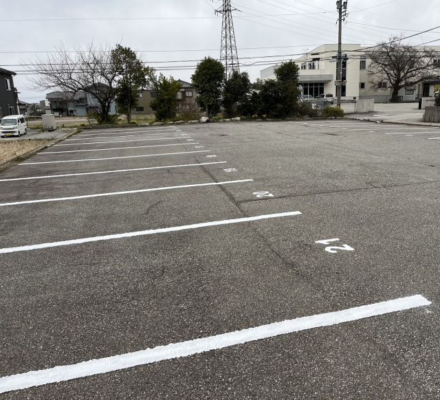 【黒部市前沢のマンションの駐車場】