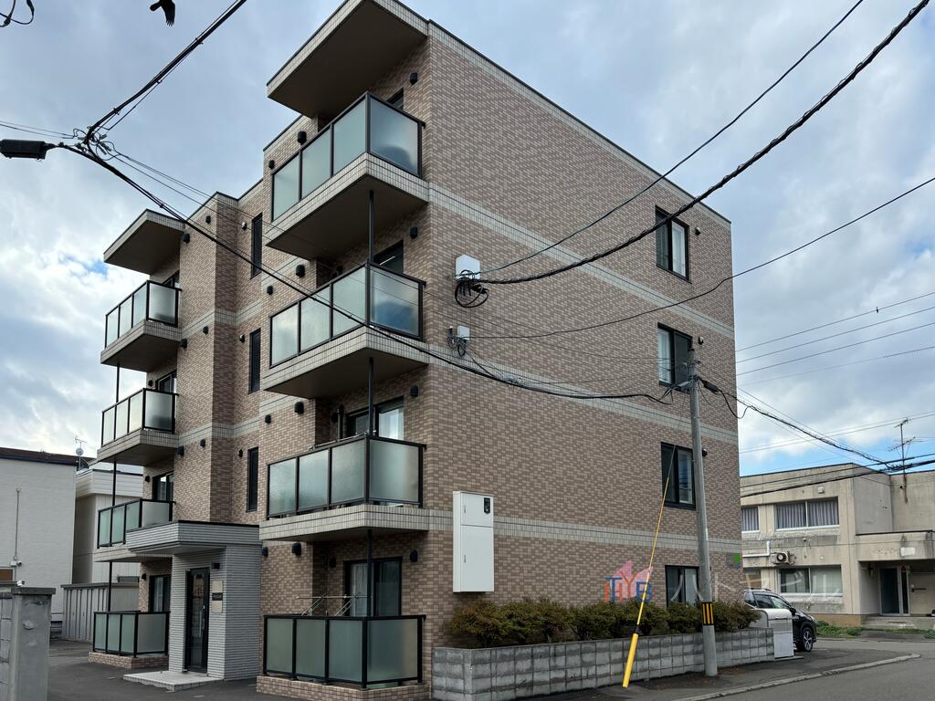 【札幌市西区二十四軒一条のマンションの建物外観】