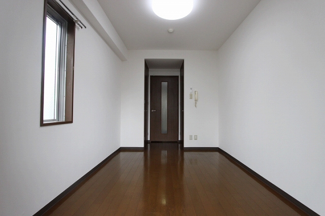 居室・リビング　同物件、別号室のものです。