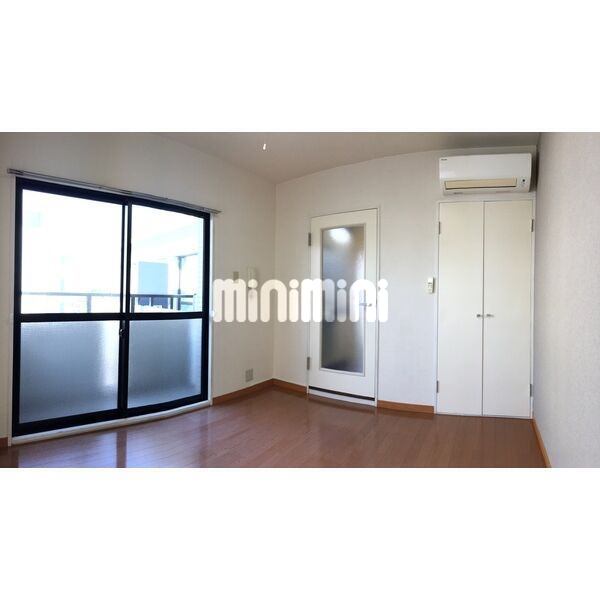 居室・リビング　※別部屋の写真です。