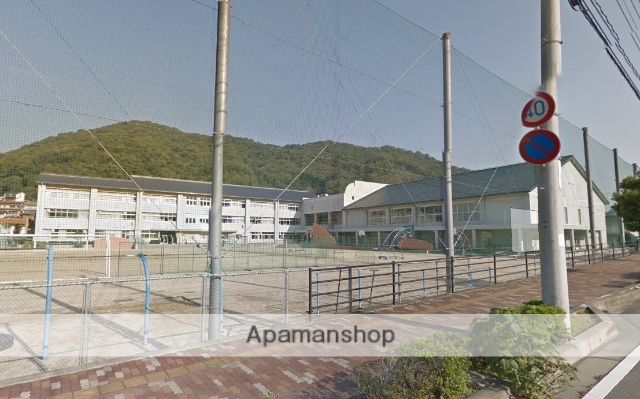 中学校　三原市立第二中学校（中学校）まで2008m