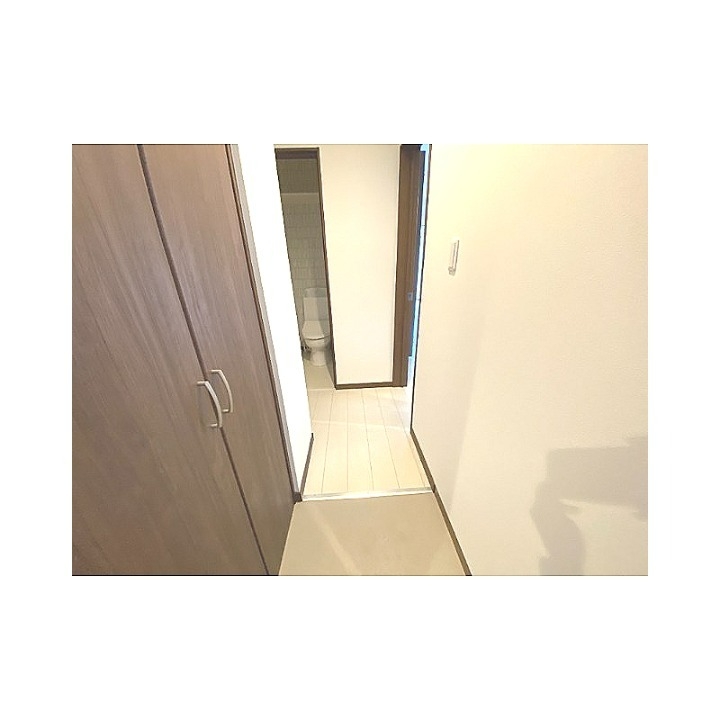 玄関　玄関を一歩入ると・・・こんな感じです。