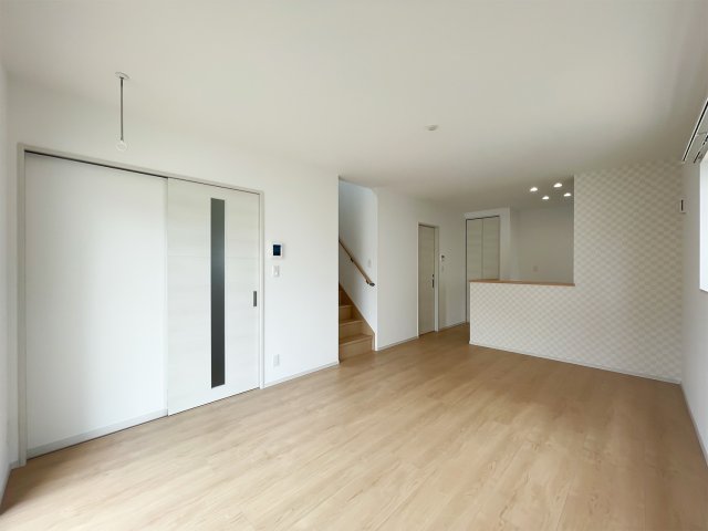 居室・リビング　同シリーズの別物件の写真です。現況優先です。