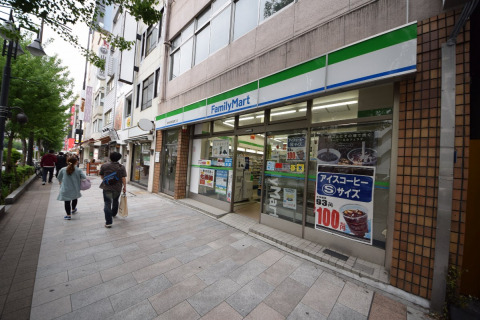 コンビニ　ファミリーマート 神保町靖国通り店（コンビニ）まで130m