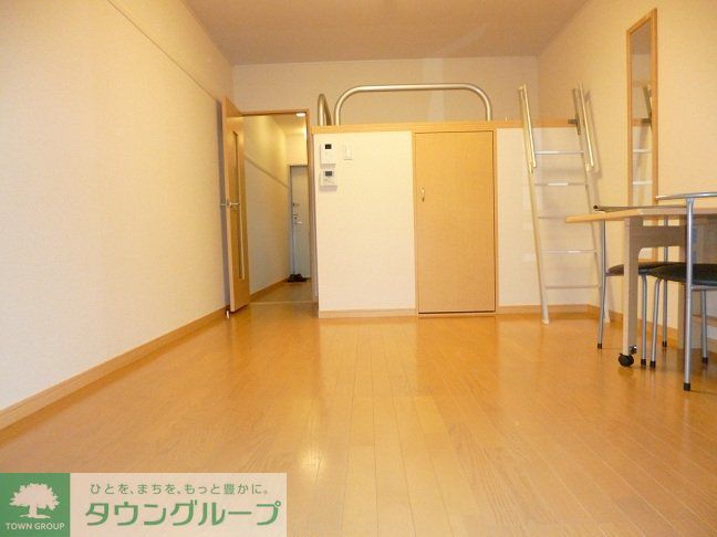 居室・リビング　【床材】1Fフローリング　2Ｆ以上は絨毯です。