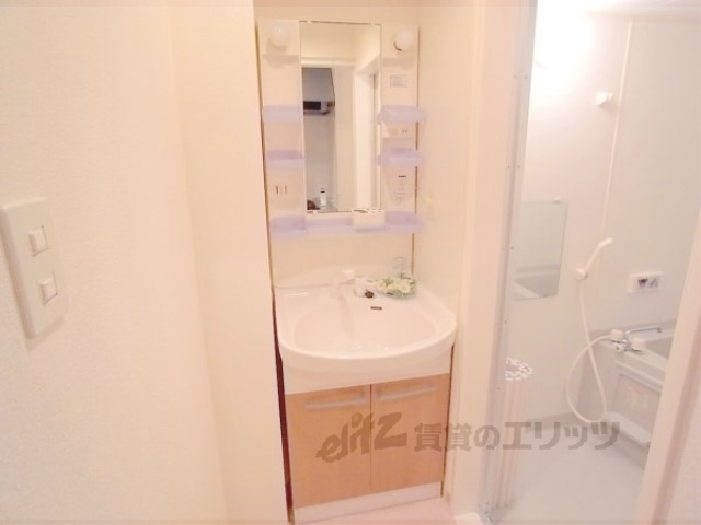 洗面設備　綺麗な洗面所です。