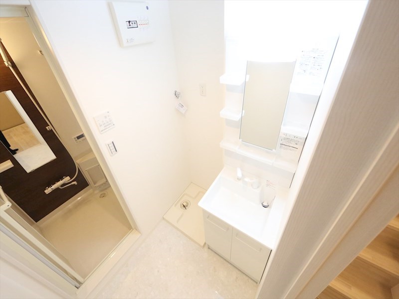 洗面設備　脱衣所　独立洗面台（シャンプードレッサー付）収納スペース有