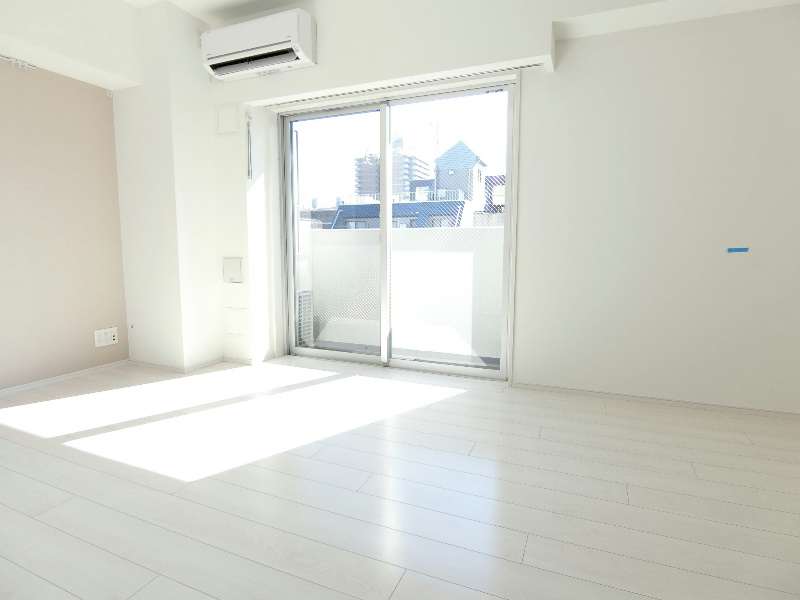 居室・リビング　ホワイト色で統一し、天気が悪い日でもお部屋の中を明るく見せま