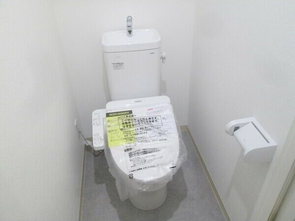 トイレ　※写真は同じマンションの違う部屋のものになります。