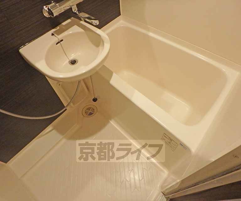バス・シャワールーム　ゆったり浸かれるお風呂です。