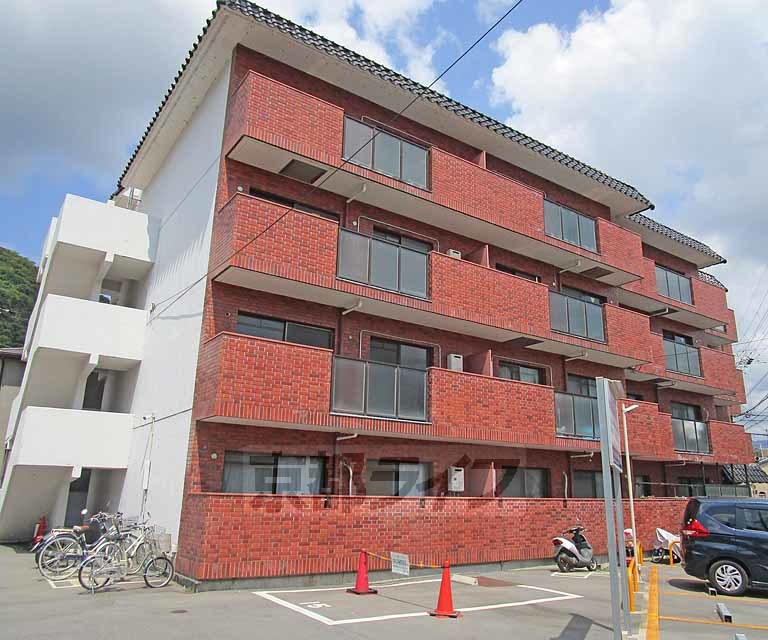 京都市西京区嵐山朝月町のマンションの建物外観