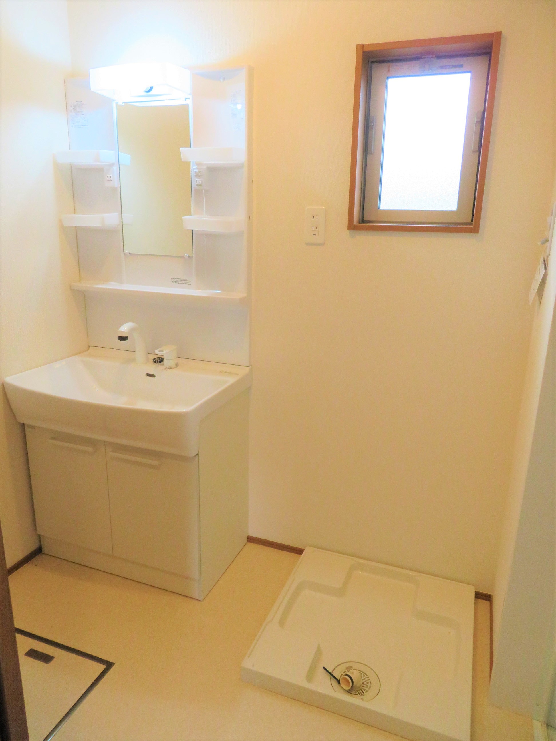洗面設備　独立型洗面台！窓付きで換気OK！