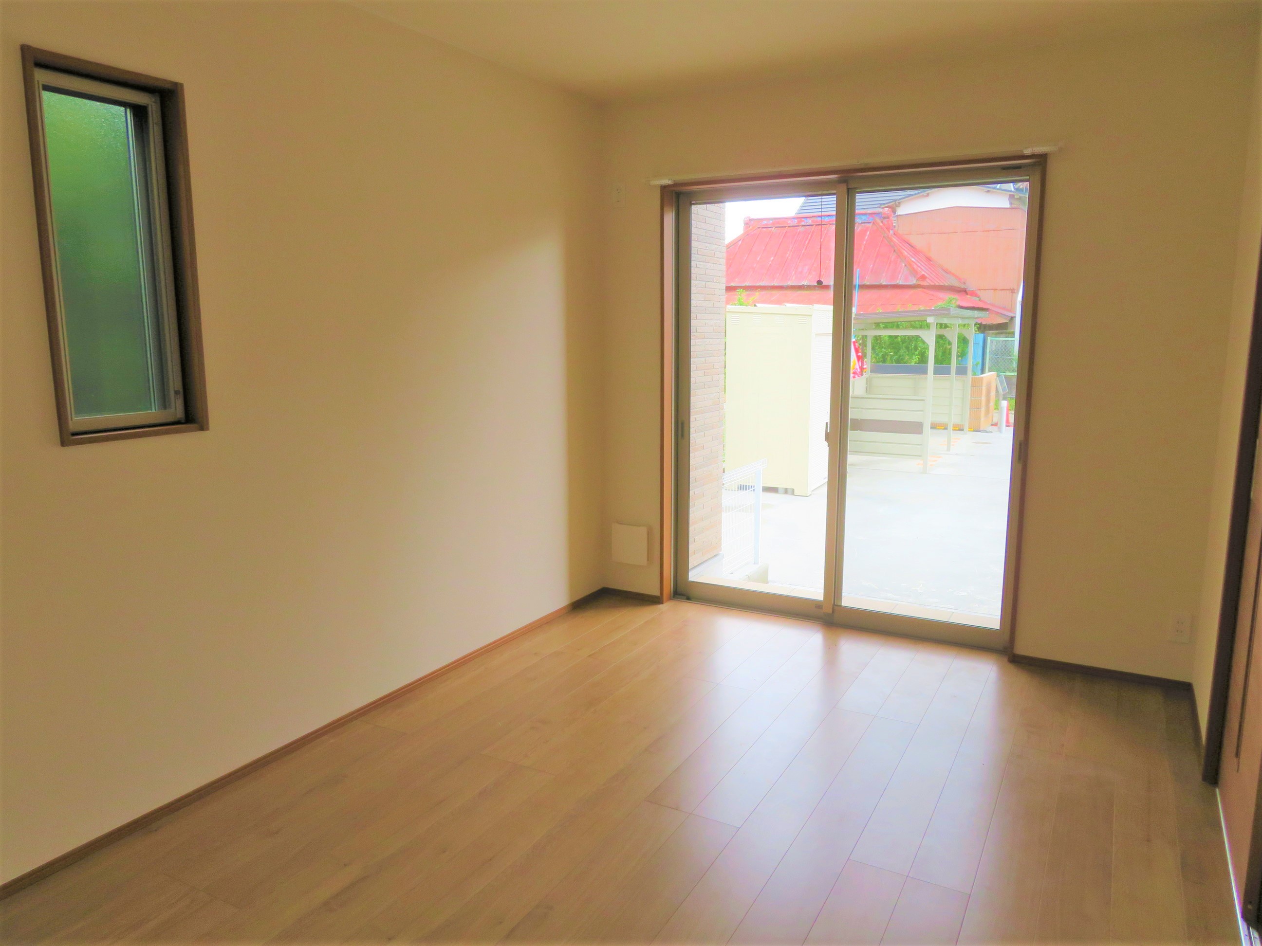 居室・リビング　広さ約10帖の南面リビング！日当たり良好です！