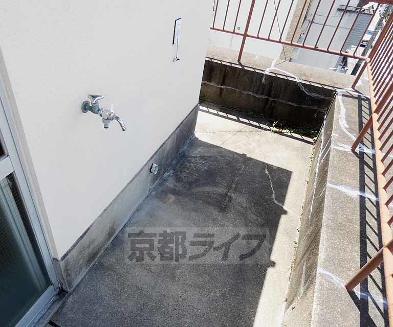 【京都市東山区本町１８丁目のマンションのバルコニー】