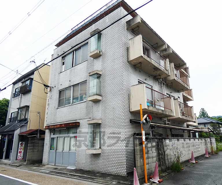 京都市東山区本町１８丁目のマンションの建物外観